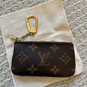 LV monogram key clés